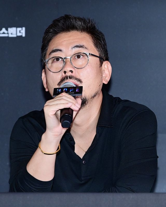[서울=뉴시스] 김혜진 기자 = 나홍진 감독이 6일 오후 서울 강남구 메가박스 코엑스에서 열린 영화 ‘호프’(감독 나홍진) 언론시사회에서 인사말을 하고 있다. ‘추격자’, ‘황해’, ‘곡성’을 연출한 나홍진 감독의 신작인 ‘호프’는 고립된 마을 호포항에 미지의 존재가 찾아오면서 벌어지는 격돌을 그린 SF 서사 블록버스터다. 지난 제79회 칸 국제영화제 월드 프리미어 상영 직후 약 7분간의 기립박수를 받으며 반응을 이끌어냈다. 배우 황정민, 조인성, 정호연 등이 출연하며 오는 15일 개봉한다. 2026.07.06. jini@newsis.com