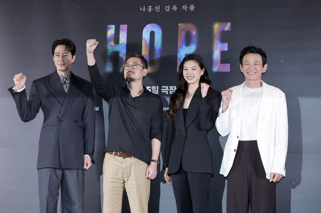 [서울=뉴시스] 김혜진 기자 = 배우 조인성(왼쪽부터), 나홍진 감독, 정호연, 황정민이 6일 오후 서울 강남구 메가박스 코엑스에서 열린 영화 ‘호프’(감독 나홍진) 언론시사회에서 포즈를 취하고 있다. ‘추격자’, ‘황해’, ‘곡성’을 연출한 나홍진 감독의 신작인 ‘호프’는 고립된 마을 호포항에 미지의 존재가 찾아오면서 벌어지는 격돌을 그린 SF 서사 블록버스터다. 지난 제79회 칸 국제영화제 월드 프리미어 상영 직후 약 7분간의 기립박수를 받으며 반응을 이끌어냈다. 배우 황정민, 조인성, 정호연 등이 출연하며 오는 15일 개봉한다. 2026.07.06. jini@newsis.com