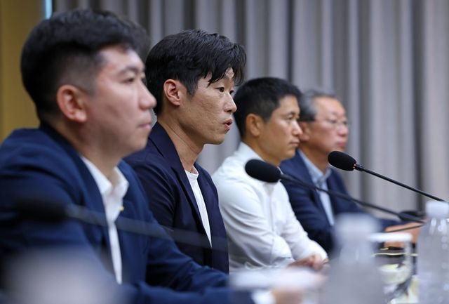 박지성 K-축구혁신위원회 공동위원장(왼쪽 2번째)이 6일 서울 송파구 올림픽파크텔서 열린 출범식서 모두발언을 하고 있다. 사진제공│문화체육관광부