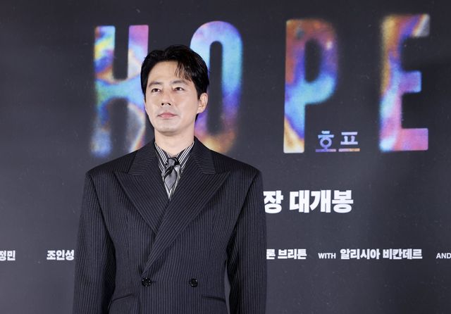 [서울=뉴시스] 김혜진 기자 = 배우 조인성이 6일 오후 서울 강남구 메가박스 코엑스에서 열린 영화 ‘호프’(감독 나홍진) 언론시사회에서 포즈를 취하고 있다. ‘추격자’, ‘황해’, ‘곡성’을 연출한 나홍진 감독의 신작인 ‘호프’는 고립된 마을 호포항에 미지의 존재가 찾아오면서 벌어지는 격돌을 그린 SF 서사 블록버스터다. 지난 제79회 칸 국제영화제 월드 프리미어 상영 직후 약 7분간의 기립박수를 받으며 반응을 이끌어냈다. 배우 황정민, 조인성, 정호연 등이 출연하며 오는 15일 개봉한다. 2026.07.06. jini@newsis.com
