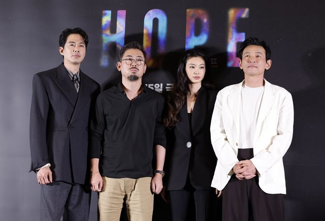 [서울=뉴시스] 김혜진 기자 = 배우 조인성(왼쪽부터), 나홍진 감독, 정호연, 황정민이 6일 오후 서울 강남구 메가박스 코엑스에서 열린 영화 ‘호프’(감독 나홍진) 언론시사회에서 포즈를 취하고 있다. ‘추격자’, ‘황해’, ‘곡성’을 연출한 나홍진 감독의 신작인 ‘호프’는 고립된 마을 호포항에 미지의 존재가 찾아오면서 벌어지는 격돌을 그린 SF 서사 블록버스터다. 지난 제79회 칸 국제영화제 월드 프리미어 상영 직후 약 7분간의 기립박수를 받으며 반응을 이끌어냈다. 배우 황정민, 조인성, 정호연 등이 출연하며 오는 15일 개봉한다. 2026.07.06. jini@newsis.com