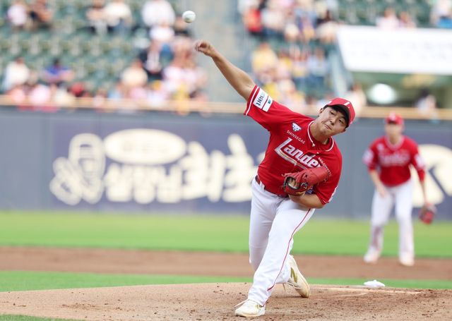 SSG 김민준이 7일 잠실 두산전서 6이닝 4안타 1볼넷 6탈삼진 무실점을 기록하며 팀의 4-2 승리를 이끌었다. 김민준은 데뷔 첫 퀄리티스타트(QS) 피칭으로 시즌 2승(1패)째를 올리며 팀 9연패 사슬까지 끊었다. 뉴시스
