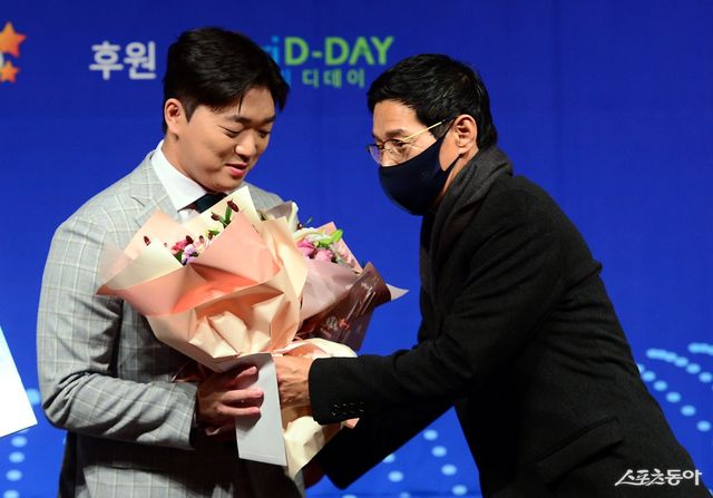 염경엽 LG 감독(오른쪽)이 미네소타로 이적한 제자 고우석의 행보를 진심으로 응원했다. 염 감독과 고우석은 2023년 LG의 통합 우승을 함께했다. 스포츠동아 DB