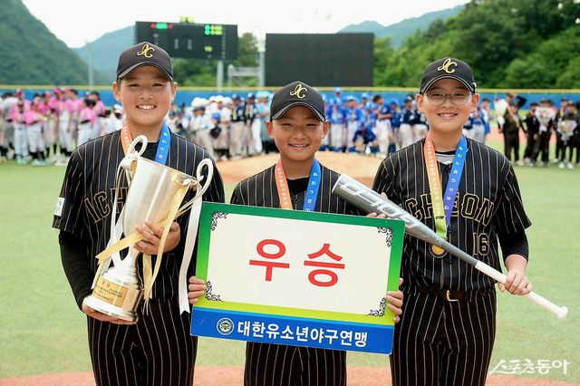 제6회 횡성군수배 전국유소년야구대회 유소년리그(U-13) 청룡 우승을 차지한 이천시유소년야구단. 사진제공｜대한유소년야구연맹