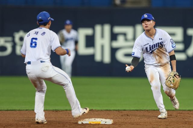 삼성 류지혁(오른쪽)이 8일 대구 LG전서 수비를 하고 있다. 사진제공｜삼성 라이온즈