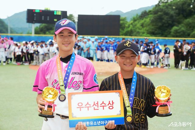 제6회 횡성군수배 전국유소년야구대회 유소년리그(U-13) 청룡에서 우수선수상을 받은 중랑이글스유소년야구단 김승재(왼쪽)와 이천시유소년야구단 이현서. 사진제공｜대한유소년야구연맹