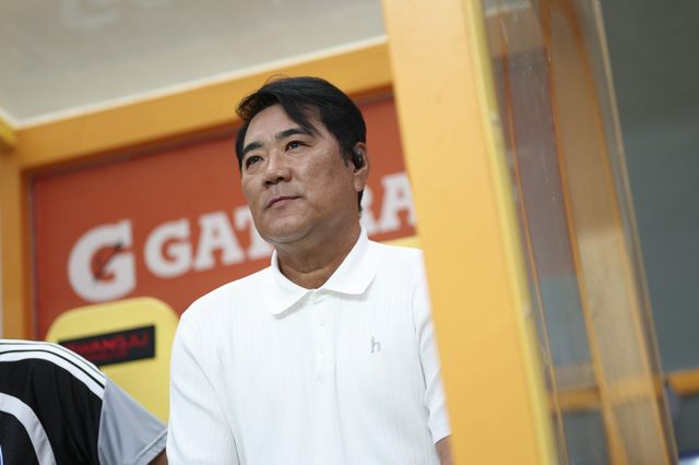 울산 김현석 감독이 5일 광주와 원정경기서 그라운드를 바라보고 있다. 사진제공｜한국프로축구연맹