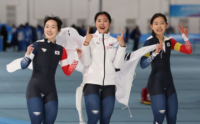 스피드스케이팅 팀 스프린트 종목이 9일(한국시간) 2030알프스동계올림픽 정식 종목으로 채택됐다. 사진은 2025하얼빈동계아시안게임서 팀 스프린트 초대 챔피언에 오른 여자부 김민지, 이나현, 김민선(왼쪽부터). 뉴시스