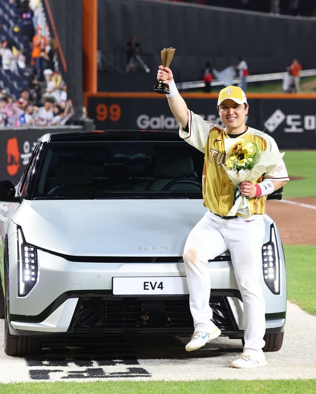 지난해 열린 2025 KBO 올스타전에서 ‘미스터 올스타’에 선정된 박동원이 부상인 EV4를 받고 기념촬영을 하고 있는 모습. 뉴시스