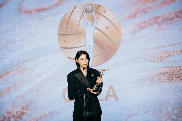 ‘배구 여제’ 김연경 KYK 재단 이사장이 8일 태국 방콕서 열린 AVC 갈라 시상식서 공로상을 받았다. 사진제공│라이언앳
