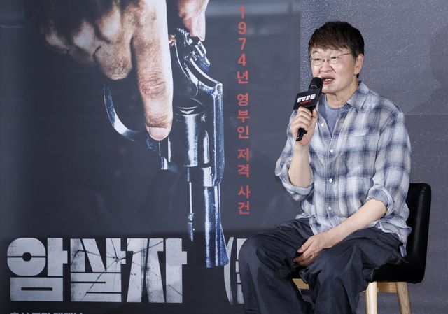 [서울=뉴시스] 김혜진 기자 = 허진호 감독이 10일 오전 서울 용산구 CGV용산아이파크몰에서 열린 영화 ‘암살자(들)’ 제작보고회에서 인사말을 하고 있다. 2026.08.10. jini@newsis.com