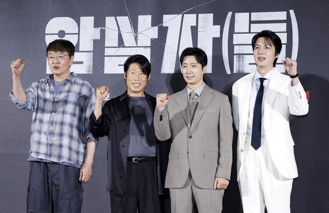 [서울=뉴시스] 김혜진 기자 = 허진호 감독(왼쪽부터), 배우 유해진, 박해일, 이민호가 10일 오전 서울 용산구 CGV용산아이파크몰에서 열린 영화 ‘암살자(들)’ 제작보고회에서 포즈를 취하고 있다. 2026.08.10. jini@newsis.com