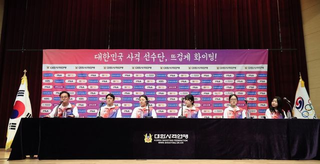 장갑석 한국 사격대표팀 총감독, 소승섭, 이보나, 오예진, 양지인, 반효진(왼쪽부터)이 10일 진천 국가대표선수촌서 열린 2026아이치·나고야아시안게임 미디어데이서 출사표를 던지고 있다. 진천｜뉴시스