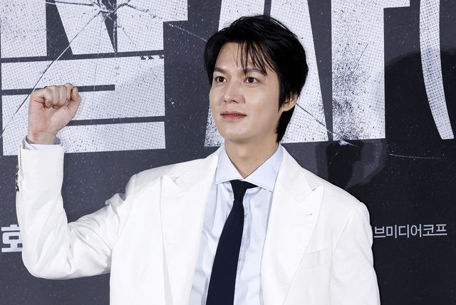 [서울=뉴시스] 김혜진 기자 = 배우 이민호가 10일 오전 서울 용산구 CGV용산아이파크몰에서 열린 영화 ‘암살자(들)’ 제작보고회에서 포즈를 취하고 있다. 2026.08.10. jini@newsis.com