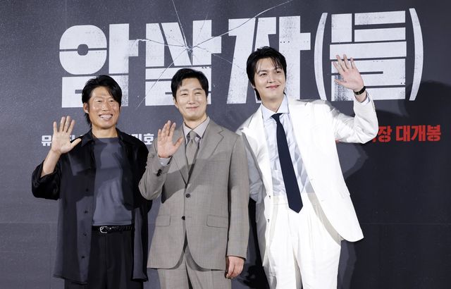 [서울=뉴시스] 김혜진 기자 = 배우 유해진(왼쪽부터), 박해일, 이민호가 10일 오전 서울 용산구 CGV용산아이파크몰에서 열린 영화 ‘암살자(들)’ 제작보고회에서 포즈를 취하고 있다. 2026.08.10. jini@newsis.com