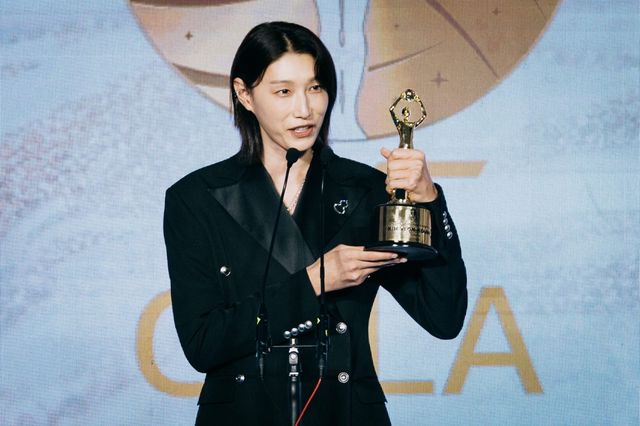 ‘배구 여제’ 김연경 KYK 재단 이사장이 8일 태국 방콕서 열린 AVC 갈라 시상식서 공로상을 받았다. 사진제공│라이언앳