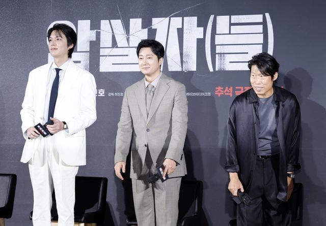 [서울=뉴시스] 김혜진 기자 = 배우 이민호(왼쪽부터), 박해일, 유해진이 10일 오전 서울 용산구 CGV용산아이파크몰에서 열린 영화 ‘암살자(들)’ 제작보고회에서 인사하고 있다. 2026.08.10. jini@newsis.com