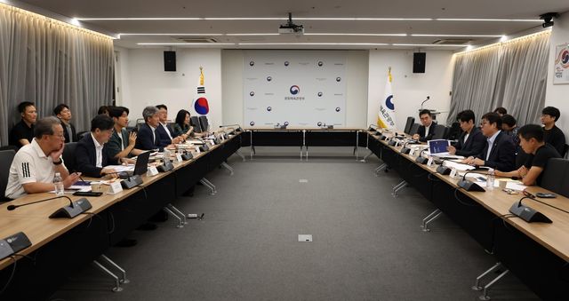 K-축구혁신위원회 위원들이 11일 서울 종로구 국립현대미술관에서 6차 회의를 진행하고 있다. 사진제공｜문화체육관광부