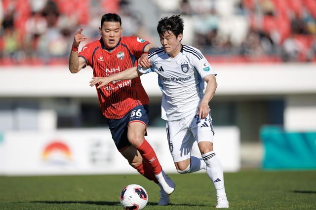 김천 이강현(왼쪽)은 지난해 말 광주와 계약이 만료된 뒤 FA 신분으로 올해 1월 5일 입대했다. 그는 “전역 후 더 많은 팀이 찾는 미드필더가 되겠다”고 힘주어 말했다. 사진제공│한국프로축구연맹