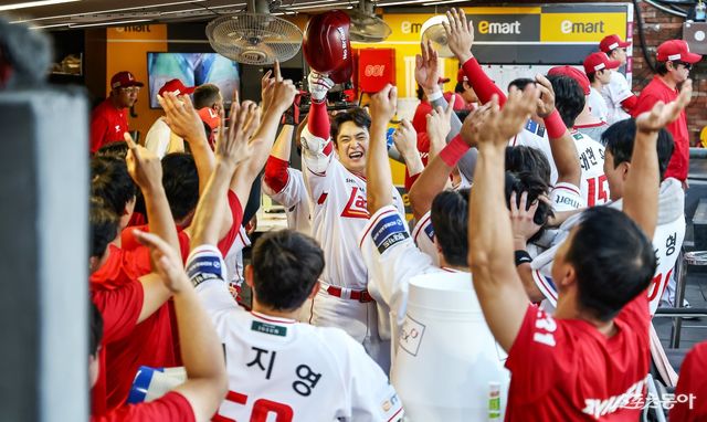 SSG 김재환(가운데)이 11일 인천 롯데전서 홈런을 터트린 뒤 동료들과 환호하고 있다. 사진제공｜SSG 랜더스