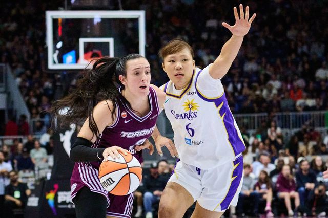 LA 스파크스 박지현(오른쪽)이 11일 화상 인터뷰에서 “WNBA서 오랫동안 커리어를 이어가고 싶다”는 의지를 드러냈다. AP뉴시스