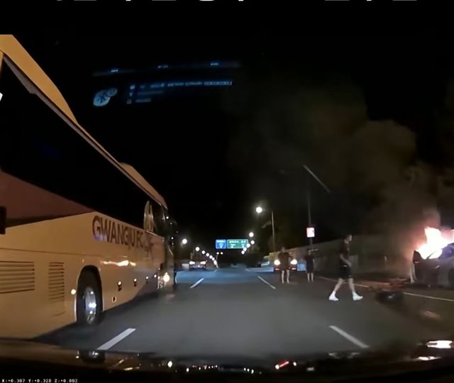 광주FC 선수단이 9일 새벽 고속도로 하행선 광주 초입에서 벌어진 교통사고 현장에서 불에 타는 승용차 운전자를 구조하고 있다. 사진출처｜한문철TV 영상캡처