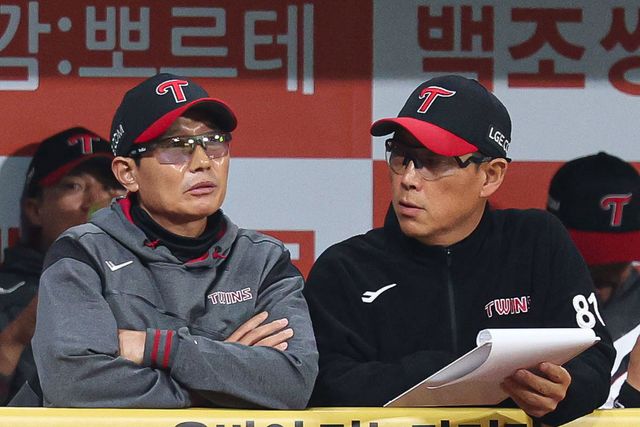 LG 염경엽 감독(왼쪽)은 11일 고척 키움전을 앞두고 “라클란 웰스가 선발진에서 빠진다”고 말했다. 염 감독은 박시원을 선발투수로, 웰스를 롱릴리프로 활용하겠다는 계획을 밝혔다. 뉴시스