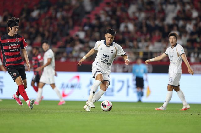 김천 이강현(가운데)은 지난해 말 광주와 계약이 만료된 뒤 FA 신분으로 올해 1월 5일 입대했다. 그는 “전역 후 더 많은 팀이 찾는 미드필더가 되겠다”고 힘주어 말했다. 사진제공│한국프로축구연맹