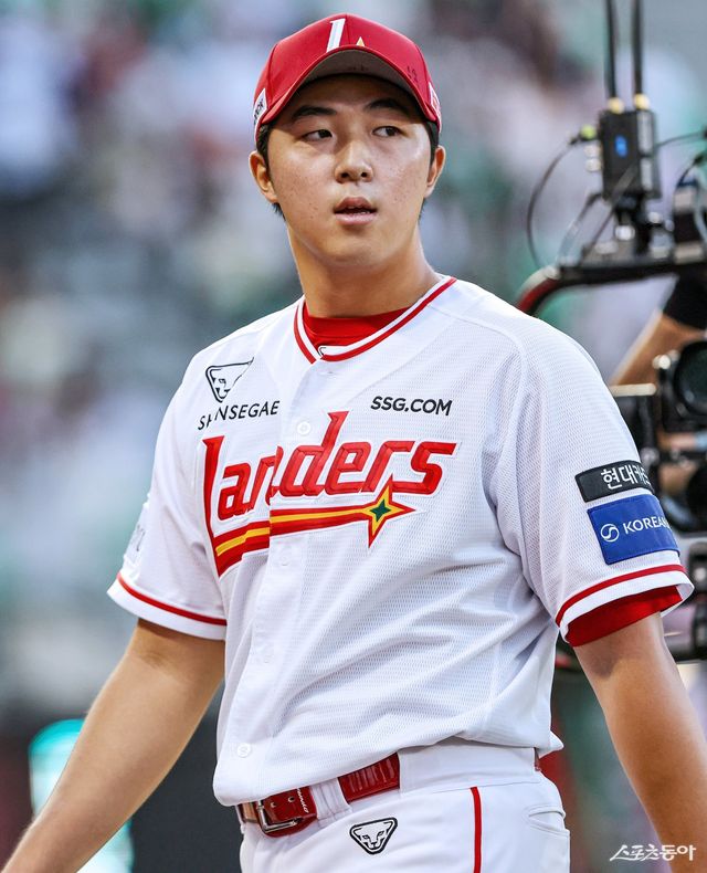 SSG 김민준이 12일 인천 롯데전서 투구한 뒤 덕아웃으로 들어가고 있다. 사진제공｜SSG 랜더스
