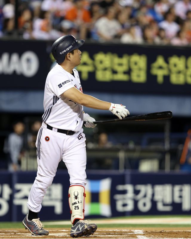 두산 양의지가 13일 잠실 한화전 4회말 3점홈런을 쳐낸 뒤 타구를 바라보고 있다. 사진제공｜두산 베어스