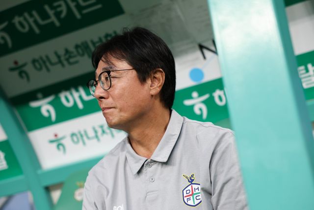 황선홍 대전하나시티즌 감독이 2일 대전월드컵경기장서 열린 광주와 K리그1 홈경기 도중 그라운드를 응시하고 있다. 사진제공｜한국프로축구연맹