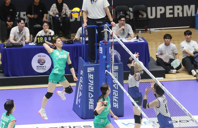 현대건설 선수들(오른쪽)이 2일 제주 한라체육관에서 열린 오사카 마블러스와 2026 제주 한·중·일 여자배구 탑클럽 슈퍼매치 2일차 경기에서 상대의 공격을 막으려 하고 있다. 사진제공｜KBSN스포츠
