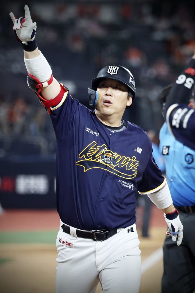 KT 김현수(10번)가 2일 수원 한화전 6회말 중월 3점 홈런으로 KBO리그 통산 4번째로 4000루타를 달성한 뒤 세리머니하고 있다. 사진제공｜KT 위즈