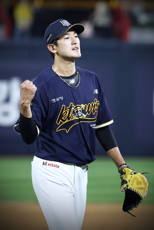 KT 고영표가 2일 수원 한화전에 선발등판해 6회초 2사 1·3루 위기를 탈출한 뒤 주먹을 불끈 쥐어보였다. 사진제공｜KT 위즈