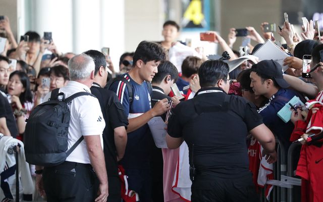 바이에른 뮌헨 김민재(가운데)가 2일 제주국제공항을 통해 입국해 팬들에게 사인을 해주고 있다. 제주｜뉴시스