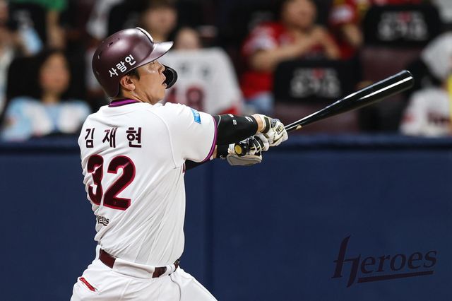 키움 김재현이 23일 고척 KIA전서 9회말 끝내기 만루홈런을 터트린 뒤 타구를 바라보고 있다. 사진제공｜키움 히어로즈