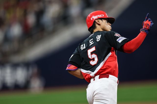 KIA 김도영이 23일 고척 키움전서 3회초 솔로홈런을 터트린 뒤 세리머니하고 있다. 사진제공｜KIA 타이거즈