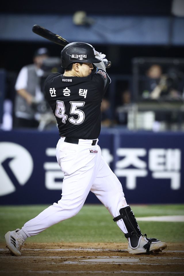 이강철 KT 감독은 26일 수원 두산전에 앞서 주전 포수 한승택을 향해 칭찬을 아끼지 않았다. 사진제공｜KT 위즈