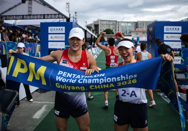서창완(왼쪽)-성승민이 25일 중국 구이양서 열린 UIPM 2026 세계선수권 혼성계주 결선서 우승한 뒤 환하게 웃고 있다. 사진제공│대한근대5종연맹