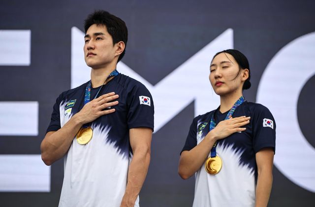 서창완(왼쪽)-성승민이 25일 중국 구이양서 열린 UIPM 2026 세계선수권 혼성계주 결선서 우승한 뒤 시상식서 금메달을 목에 걸고 국기에 대한 경례를 하고 있다. 사진제공│대한근대5종연맹