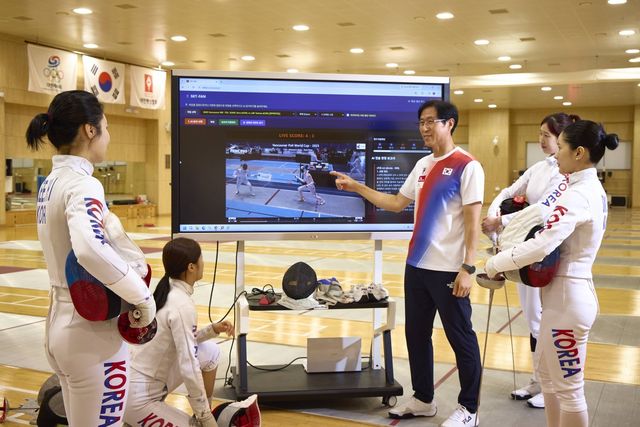 &nbsp;여자 펜싱 에페 국가대표팀이 펜싱 AI 전력분석 시스템 ‘SKT-FAN’을 활용해 전력 분석을 하고 있다. 왼쪽부터 이혜인, 양승혜, 함재만 코치, 임태희, 송세라. 사진제공｜SK텔레콤