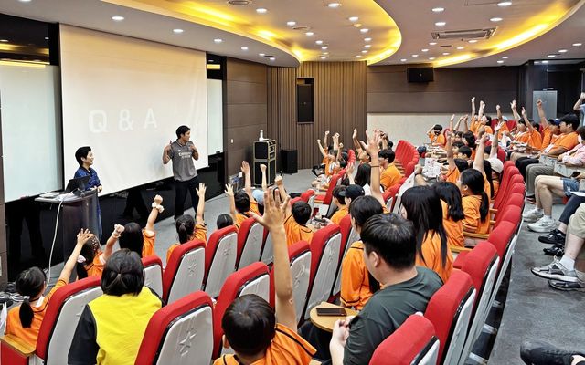스포츠드림데이에 참가한 아동, 청소년들이 전가을과의 멘토링 토크쇼 Q&A 시간에 손을 들어 질문을 하고 있다.