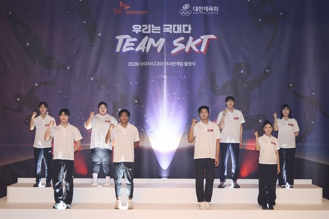 &nbsp;‘팀 SKT’ 출정식에서 선수들이 선전을 다짐하고 있다. 왼쪽부터 노현승(스포츠클라이밍), 황선우(수영), 박혜정(역도), 나마디 조엘진(육상), 오상욱(펜싱), 도경동(펜싱), 송세라(펜싱), 전하영(펜싱).&nbsp; 사진제공｜SK텔레콤