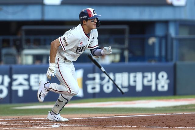 두산 김대한이 2일 잠실 LG전서 안타를 때린 뒤 타구를 바라보고 있다. 2019년 KBO 신인 드래프트서 두산의 1차 지명을 받은 김대한은 오랜 기다림 끝에 드디어 잠재성을 터트리는 모습이다. 사진제공｜두산 베어스
