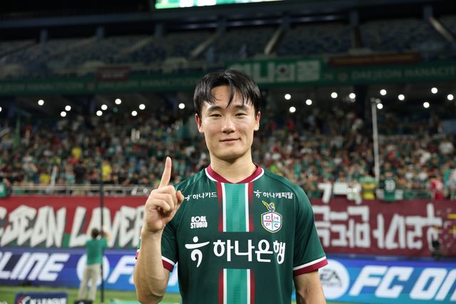 대전하나시티즌 엄원상이 2일 대전월드컵경기장에서 열린 광주와 K리그1 홈경기서 쐐기골과 함께 팀 승리를 이끈 뒤 환하게 웃고 있다. 사진제공｜한국프로축구연맹