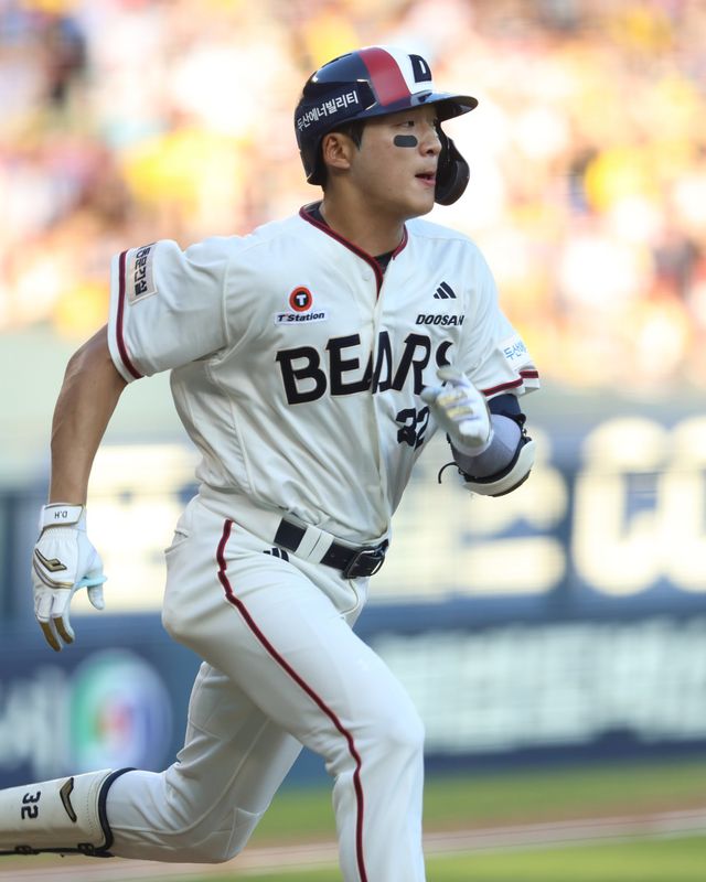 두산 김대한이 2일 잠실 LG전서 안타를 때린 뒤 1루로 전력질주를 하고 있다. 2019년 KBO 신인 드래프트서 두산의 1차 지명을 받은 김대한은 오랜 기다림 끝에 드디어 잠재성을 터트리는 모습이다. 사진제공｜두산 베어스