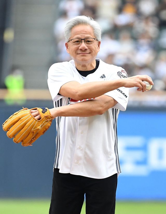 [서울=뉴시스] 사진공동취재단= 젠슨 황 엔비디아 최고경영자(CEO)가 7일 서울 송파구 잠실야구장에서 열린 2026 신한 SOL KBO리그 키움히어로즈 대 두산 베어스의 경기에서 시구를 하고 있다. 2026.06.07. photo@newsis.com
