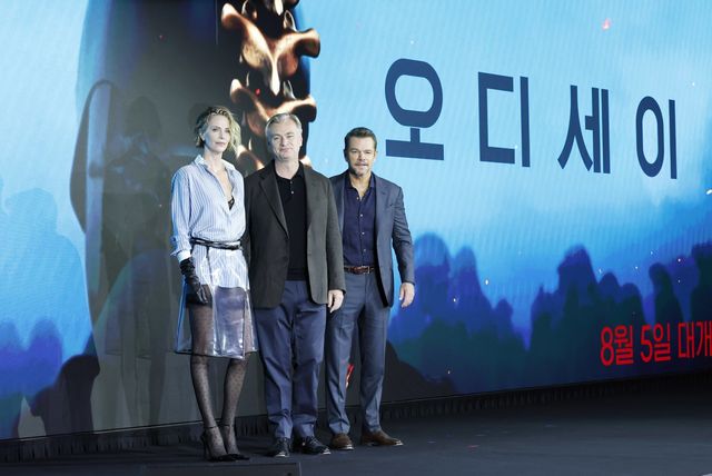 [서울=뉴시스] 김혜진 기자 = 배우 샤를리즈 테론(왼쪽부터), 크리스토퍼 놀란 감독, 멧 데이먼이 3일 오전 서울 종로구 포시즌스 호텔에서 열린 영화 ‘오디세이’ 내한 기자간담회에서 포즈를 취하고 있다. 2026.08.03. jini@newsis.com
