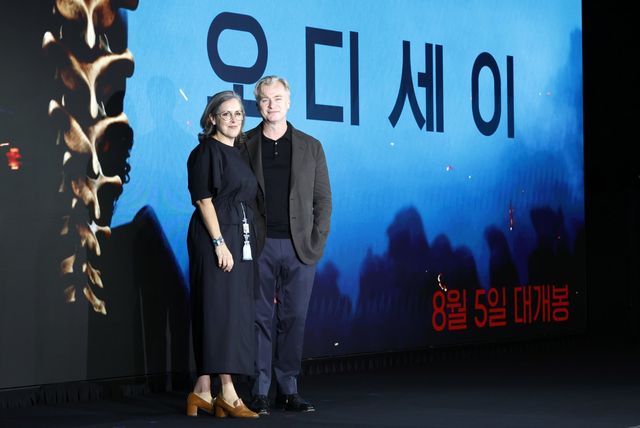 [서울=뉴시스] 김혜진 기자 = 엠마 토마스 프로듀서(왼쪽), 크리스토퍼 놀란 감독이 3일 오전 서울 종로구 포시즌스 호텔에서 열린 영화 ‘오디세이’ 내한 기자간담회에서 포즈를 취하고 있다. 2026.08.03. jini@newsis.com