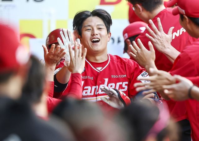 후반기 들어 공수 맹활약 중인 SSG 조형우는 경기를 거듭할수록 자신의 투수 리드에도 확신을 갖게 됐다. 사진제공ㅣSSG 랜더스
